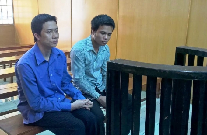 Ph&aacute;ch v&agrave; H&ugrave;ng trước v&agrave;nh m&oacute;ng ngựa.