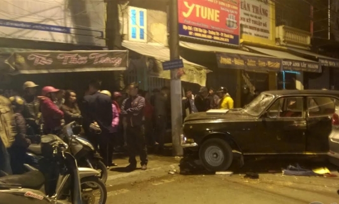 Hiện trường khi chiếc xe n&agrave;y đ&acirc;m v&agrave;o cột điện mới chịu dừng lại.