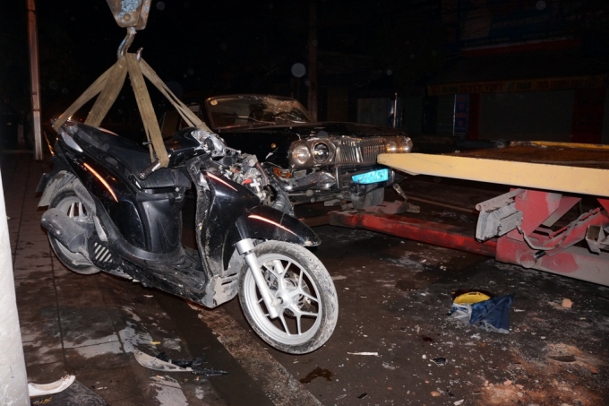 Một chiếc xe m&aacute;y l&agrave; nạn nh&acirc;n của