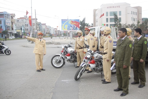 Lực lượng CSGT huyện Ti&ecirc;n Du triển khai phương &aacute;n ph&acirc;n luồng giao th&ocirc;ng phục vụ lễ hội Lim