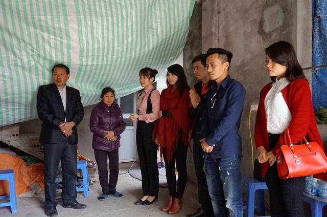 C&aacute;c th&agrave;nh vi&ecirc;n OtoFun b&agrave;y tỏ niềm sẻ chia s&acirc;u sắc với gia đ&igrave;nh 2 nạn nh&acirc;n.