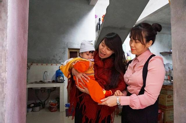 B&eacute; Th&ugrave;y Dung 5 th&aacute;ng tuổi gầy ốm hẳn đi do thiếu sữa mẹ.