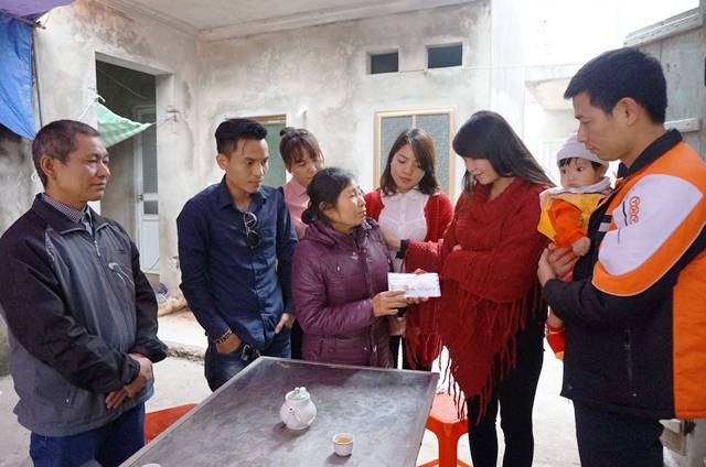 B&agrave; nội 3 ch&aacute;u b&eacute; x&uacute;c động trước sự quan t&acirc;m, chia sẻ của cộng đồng.