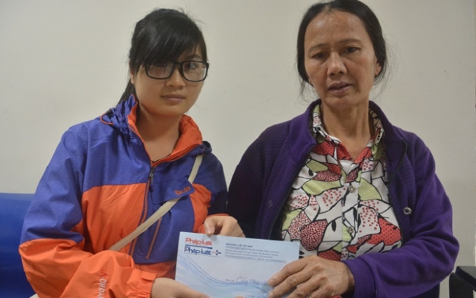 B&agrave; Trần Thị Lộc - mẹ sinh vi&ecirc;n Trần Văn Trung nhận quỹ hỗ trợ từ T&ograve;a soạn Phapluatplus.vn.