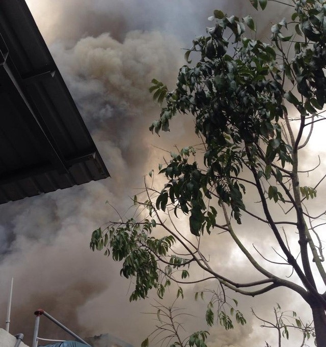 Kh&oacute;i đen bốc cao ng&ugrave;n ngụt từ trong xưởng. (Ảnh: Người d&acirc;n cung cấp).