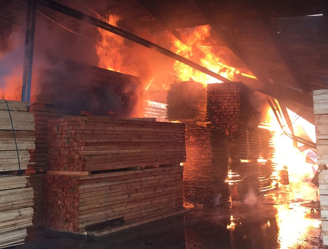 V&igrave; nguy&ecirc;n liệu trong nh&agrave; xưởng đều l&agrave; gỗ n&ecirc;n ngọn lửa b&eacute;n ch&aacute;y rất nhanh v&agrave; dữ dội. (Ảnh: B&aacute; Đo&agrave;n).