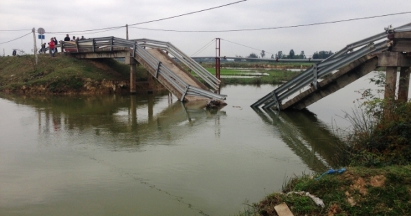 Phà chở cát đâm sập hoàn toàn cầu dân sinh