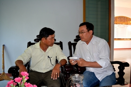 Chủ tịch x&atilde; Quế An &ndash; &ocirc;ng Ho&agrave;ng Kim Minh (ảnh tr&aacute;i) trao đổi với PV D&acirc;n tr&iacute;
