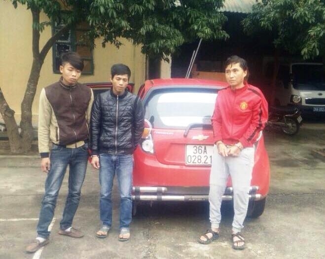 3 đối tượng đi &ocirc; t&ocirc; mang theo ma t&uacute;y đ&atilde; bị bắt. Ảnh: B&aacute;o Giao th&ocirc;ng.