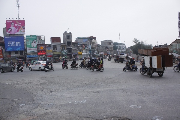 Đoạn ng&atilde; tư giao nhau với L&ograve; Đ&uacute;c &ndash; Trần Kh&aacute;t Tr&acirc;n &ndash; Kim Ngưu &ndash; Đống M&aacute;c, c&aacute;c phương tiện tham gia giao th&ocirc;ng đ&atilde; tho&aacute;ng hơn v&agrave; kh&ocirc;ng c&ograve;n phải chịu cảnh &ldquo;b&atilde;o bụi&rdquo; như trước.