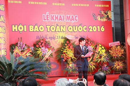 Ph&oacute; Chủ tịch Thường trực Hội Nh&agrave; B&aacute;o Việt Nam Hồ Quang Lợi khai mạc Hội b&aacute;o to&agrave;n quốc 2016. Ảnh: Loan Bảo.