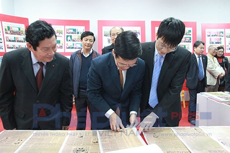 C&aacute;c c&aacute;n bộ l&atilde;nh đạo Ban, Bộ, ng&agrave;nh c&ugrave;ng thăm c&aacute;c gian b&aacute;o.&nbsp;&nbsp;Ảnh: Loan Bảo.