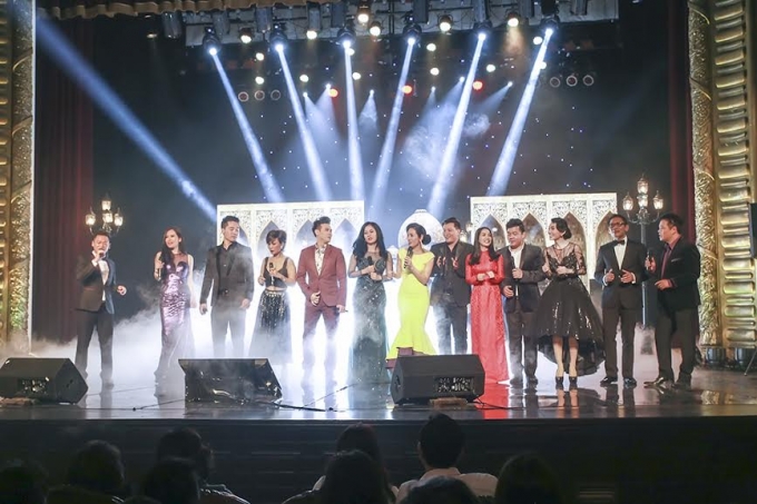 &nbsp;Anh Bằng v&agrave; Trần Thiện Thanh được &nbsp;vinh danh tại th&aacute;nh đường Nh&agrave; h&aacute;t Lớn H&agrave; Nội.