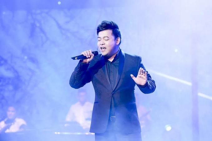 Quang L&ecirc; chinh phục kh&aacute;n giả bằng giọng h&aacute;t ngọt ng&agrave;o v&agrave; sự h&agrave;i hước d&iacute; dỏm.