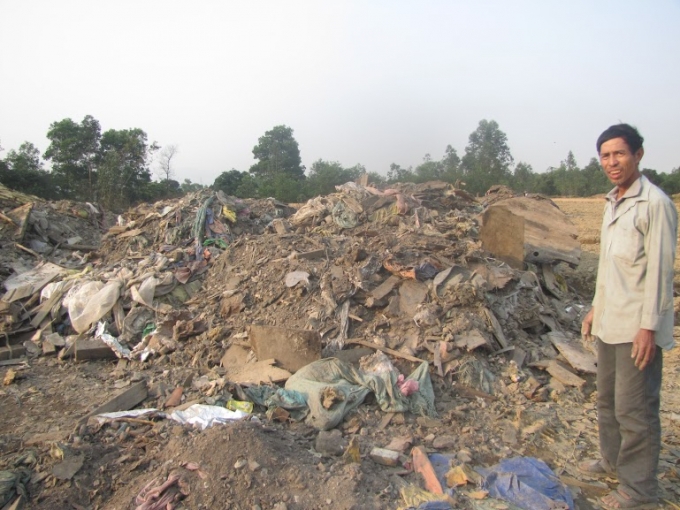 Người d&acirc;n b&ecirc;n cạnh h&agrave;ng tấn r&aacute;c thải được chất đầy khắp nơi tr&ecirc;n địa b&agrave;n Khu kinh tế Vũng &Aacute;ng.