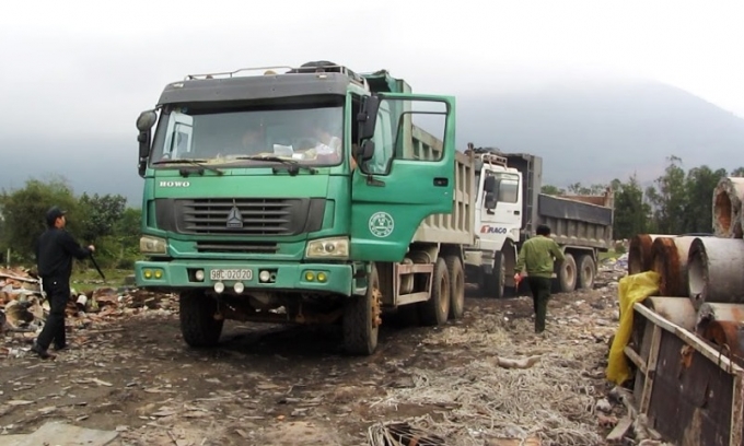 Cơ quan chức năng bắt quả tang một số xe tải l&eacute;n l&uacute;t đổ trộm r&aacute;c thải c&ocirc;ng nghiệp ra m&ocirc;i trường.