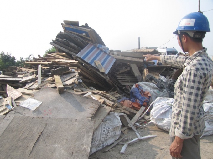 Gỗ thải, c&ugrave;ng đủ thứ r&aacute;c kh&aacute;c chất cao ngập đầu người