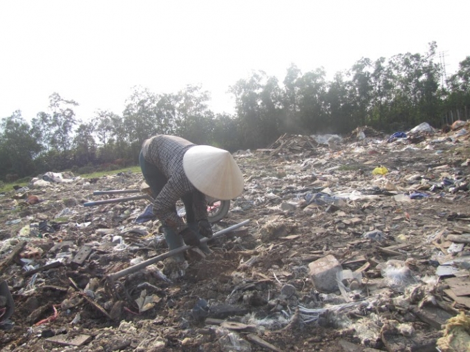 Cảnh nhếch nh&aacute;c, bẩn thỉu do r&aacute;c thải được đổ tr&agrave;n lan kh&ocirc;ng kiểm so&aacute;t.