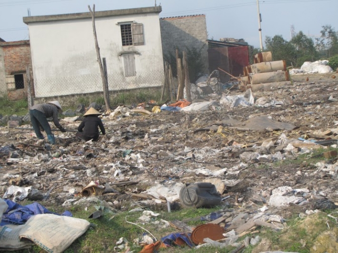 &nbsp;R&aacute;c thải c&aacute;c loại v&acirc;y quanh d&acirc;n cư, hậu quả l&acirc;u d&agrave;i th&igrave; chưa c&oacute; cơ quan chuy&ecirc;n m&ocirc;i n&agrave;o đ&aacute;nh gi&aacute; nhưng người d&acirc;n nơi đ&acirc;y th&igrave; vẫn phải chịu cực h&igrave;nh khi sống chung với r&aacute;c.