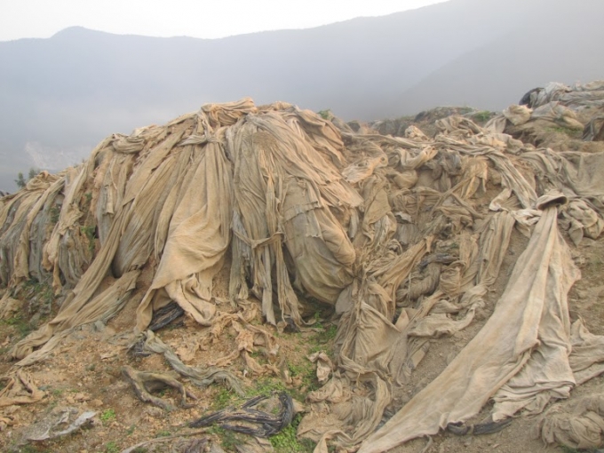 L&agrave; r&aacute;c thải từ Khu c&ocirc;ng nghiệp, ai c&oacute; thể lường hết được những hậu quả?