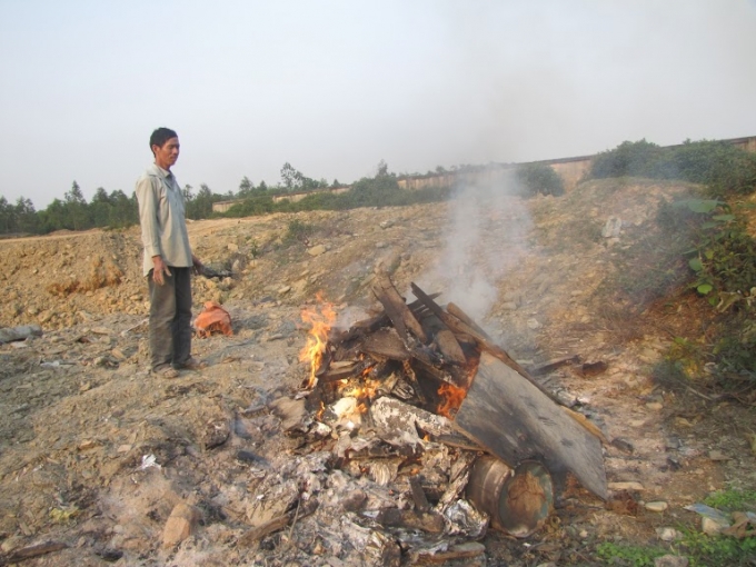 R&aacute;c được chất đống khắp nơi, người d&acirc;n tranh thủ lượm lặt những g&igrave; c&oacute; thể b&aacute;n được từ đống phế thải, sau đ&oacute; ti&ecirc;u hủy bằng c&aacute;ch đốt th&ocirc; sơ như thế n&agrave;y.