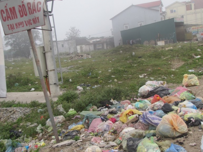 Ai cắm biển cấm cứ cắm, ai đổ r&aacute;c vẫn v&ocirc; tư... đổ r&aacute;c!