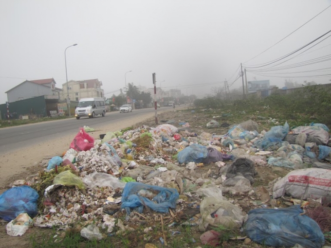 &nbsp;R&aacute;c thải v&agrave; bụi bẩn x&acirc;m lấn h&agrave;nh lang an to&agrave;n giao th&ocirc;i, tấn c&ocirc;ng người đi đường.