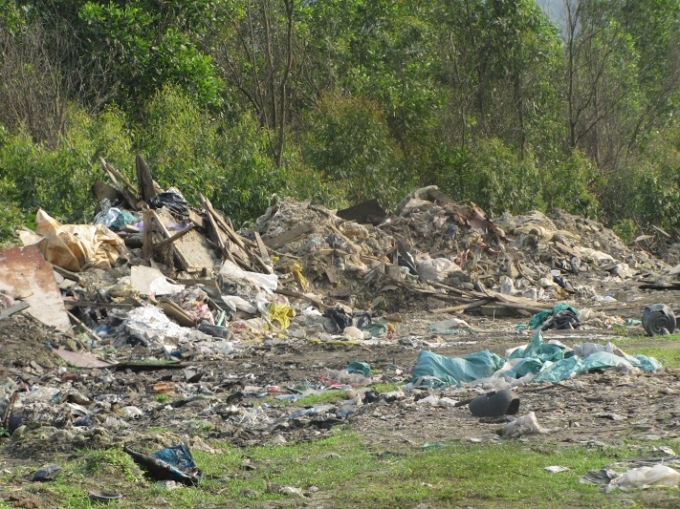 Kh&ocirc;ng chỉ r&aacute;c thải c&ocirc;ng nghiệp, r&aacute;c sinh hoạt cũng chất đầy ngay b&ecirc;n quốc lộ, bất chấp biển b&aacute;o