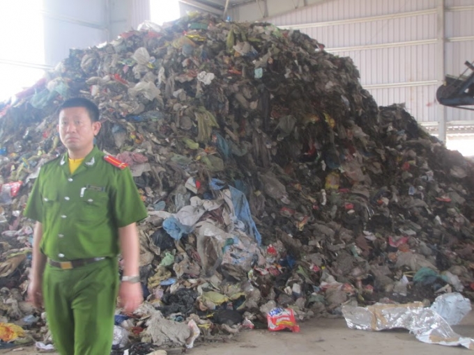 H&agrave;ng loạt c&aacute;c xe tải đổ trộm r&aacute;c thải bị cơ quan chức năng tạm giữ v&agrave; xử phạt, tuy nhi&ecirc;n dường như chế t&agrave;i chưa đủ sức răn đe khiến mức dộ vi phạm kh&ocirc;ng thuy&ecirc;n giảm.