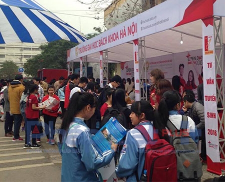 Tại khu&ocirc;n vi&ecirc;n trường ĐH B&aacute;ch Khoa, đ&atilde; diễn ra ng&agrave;y Hội tư vấn tuyển sinh d&agrave;nh cho c&aacute;c em học sinh phổ th&ocirc;ng.