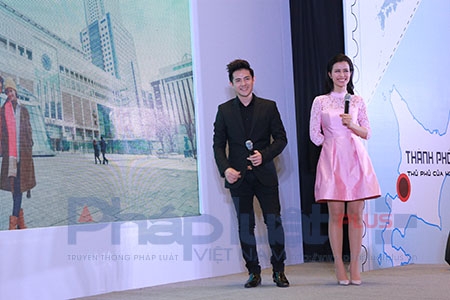 Ng&agrave;y 13/3, tại TTTM Aeon Mall (H&agrave; Nội), cặp đ&ocirc;i Đ&ocirc;ng Nhi - &Ocirc;ng Cao Thắng đ&atilde; ra mắt kh&aacute;n giả H&agrave; Nội MV