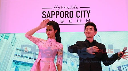 Cặp đ&ocirc;i t&igrave;nh tứ thể hiện ca kh&uacute;c theo y&ecirc;u cầu của kh&aacute;n giả.&nbsp;Ảnh: Loan Bảo.