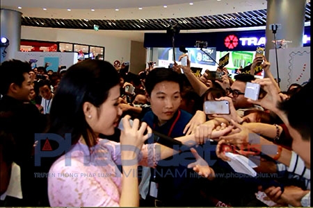 Đ&ocirc;ng Nhi - &Ocirc;ng Cao Thắng t&igrave;nh tứ trong ng&agrave;y ra mắt MV tiền tỉ