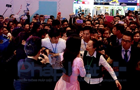 Cặp đ&ocirc;i h&ograve;a m&igrave;nh v&agrave;o d&ograve;ng kh&aacute;n giả.&nbsp;Ảnh: Loan Bảo.