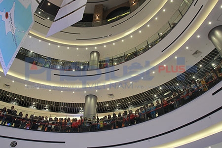 Rất đ&ocirc;ng kh&aacute;n giả theo d&otilde;i cặp đ&ocirc;i Đ&ocirc;ng Nhi - &Ocirc;ng Cao Thắng biểu diễn ca kh&uacute;c