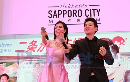 Đông Nhi - Ông Cao Thắng “quẩy” tưng bừng cùng khán giả Thủ Đô