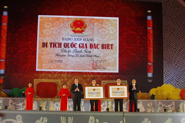 Lễ trao bằng xếp hạng di t&iacute;ch quốc gia đặc biệt.