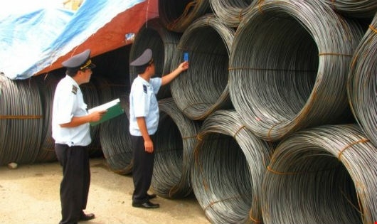 Đang c&oacute; &ldquo;sự x&acirc;m lăng ồ ạt của th&eacute;p nhập khẩu&rdquo; v&agrave;o thị trường nội địa.