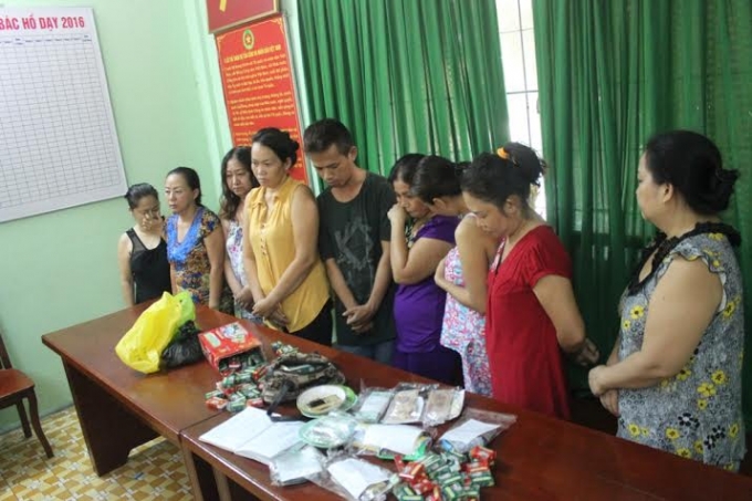 C&aacute;c con bạc c&ugrave;ng tang vật tại cơ quan điều tra.