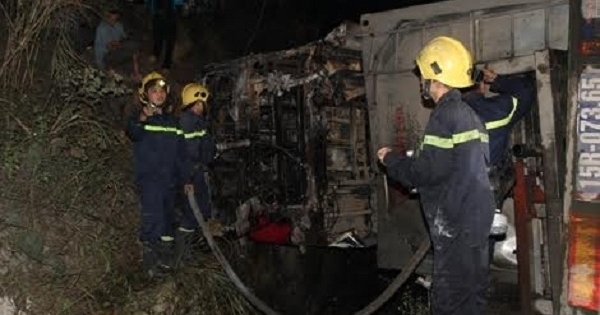 Quốc lộ 6 được "giải phóng" sau nhiều giờ vụ xe bồn đâm xe khách