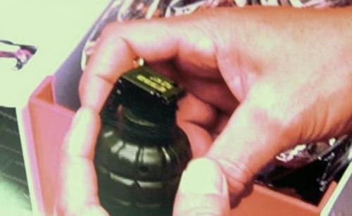 H&igrave;nh ảnh quả lựu đạn. Ảnh: Lực lượng an ninh s&acirc;n bay Ph&uacute; B&agrave;i cung cấp.