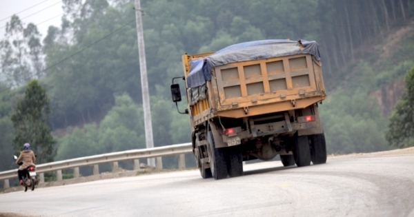 Xe quá tải, quá khổ đại náo đường Hồ Chí Minh?