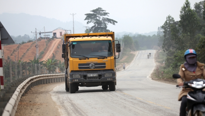 Xe chở c&aacute;t băng băng tr&ecirc;n đường Hồ Ch&iacute; Minh.