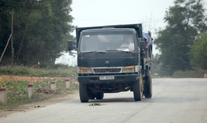 Xe qu&aacute; tải, qu&aacute; khổ đại n&aacute;o đường Hồ Ch&iacute; Minh?