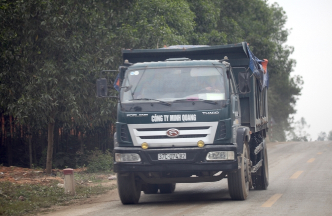 Một chiếc xe chở c&aacute;t qu&aacute; tải của c&ocirc;ng ty Minh Quang băng băng tr&ecirc;n đường Hồ Ch&iacute; Minh.