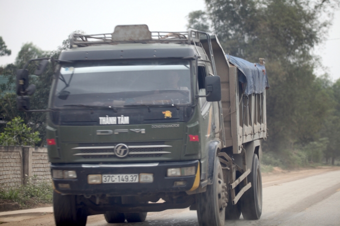 Xe qu&aacute; tải, qu&aacute; khổ đại n&aacute;o đường Hồ Ch&iacute; Minh?