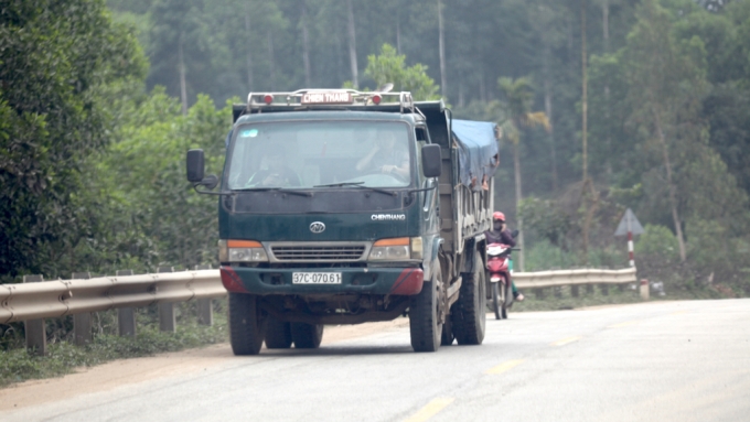 Xe qu&aacute; tải, qu&aacute; khổ đại n&aacute;o đường Hồ Ch&iacute; Minh?