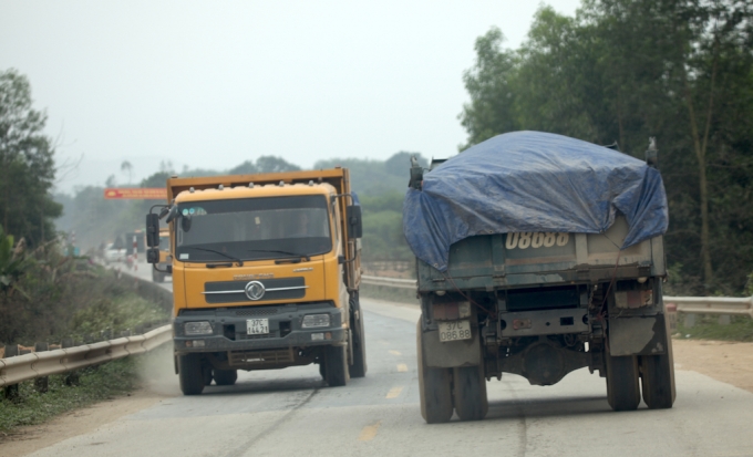 Xe qu&aacute; tải, qu&aacute; khổ đại n&aacute;o đường Hồ Ch&iacute; Minh?