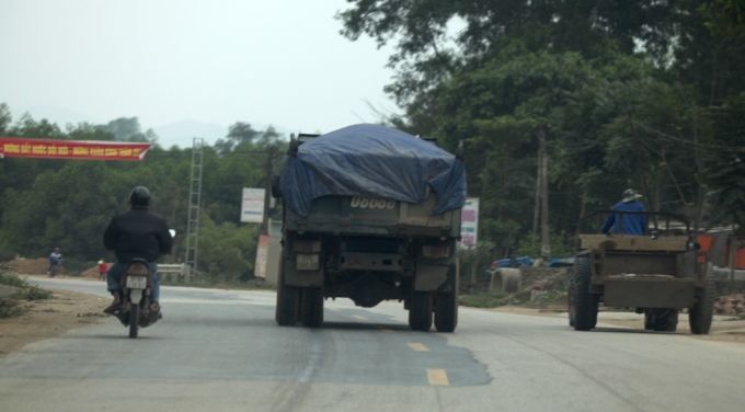 H&agrave;ng loạt xe chở c&aacute;t qu&aacute; tải nối đu&ocirc;i nhau tr&ecirc;n đường Hồ Ch&iacute; Minh.