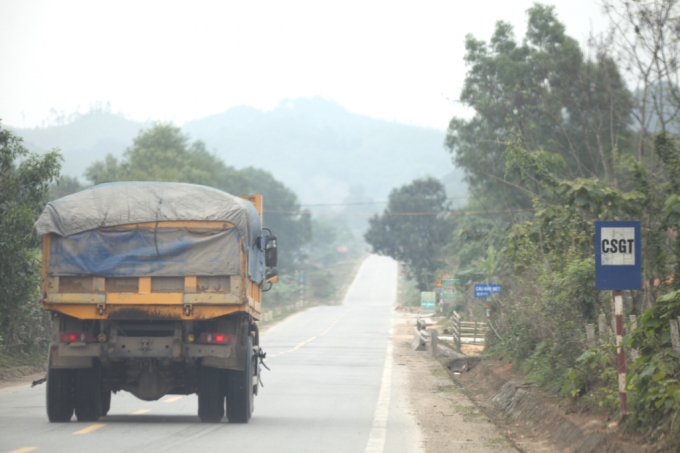 Xe qu&aacute; tải, qu&aacute; khổ đại n&aacute;o đường Hồ Ch&iacute; Minh?